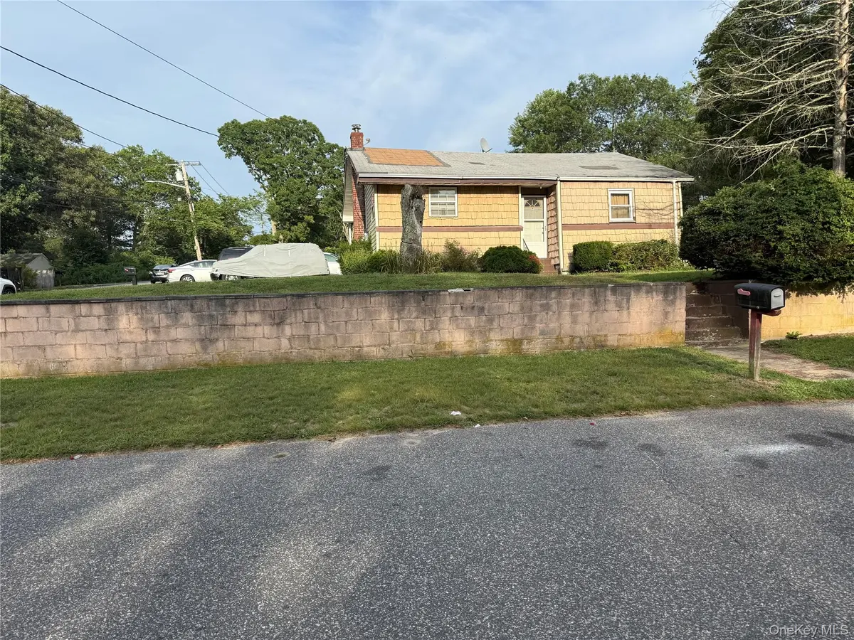7 Margaret DR, Coram, NY 11727