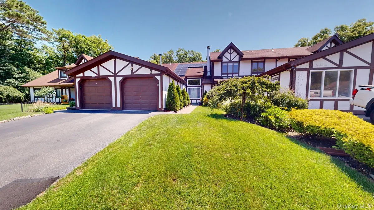 10 Amesworth CT, Middle Island, NY 11953