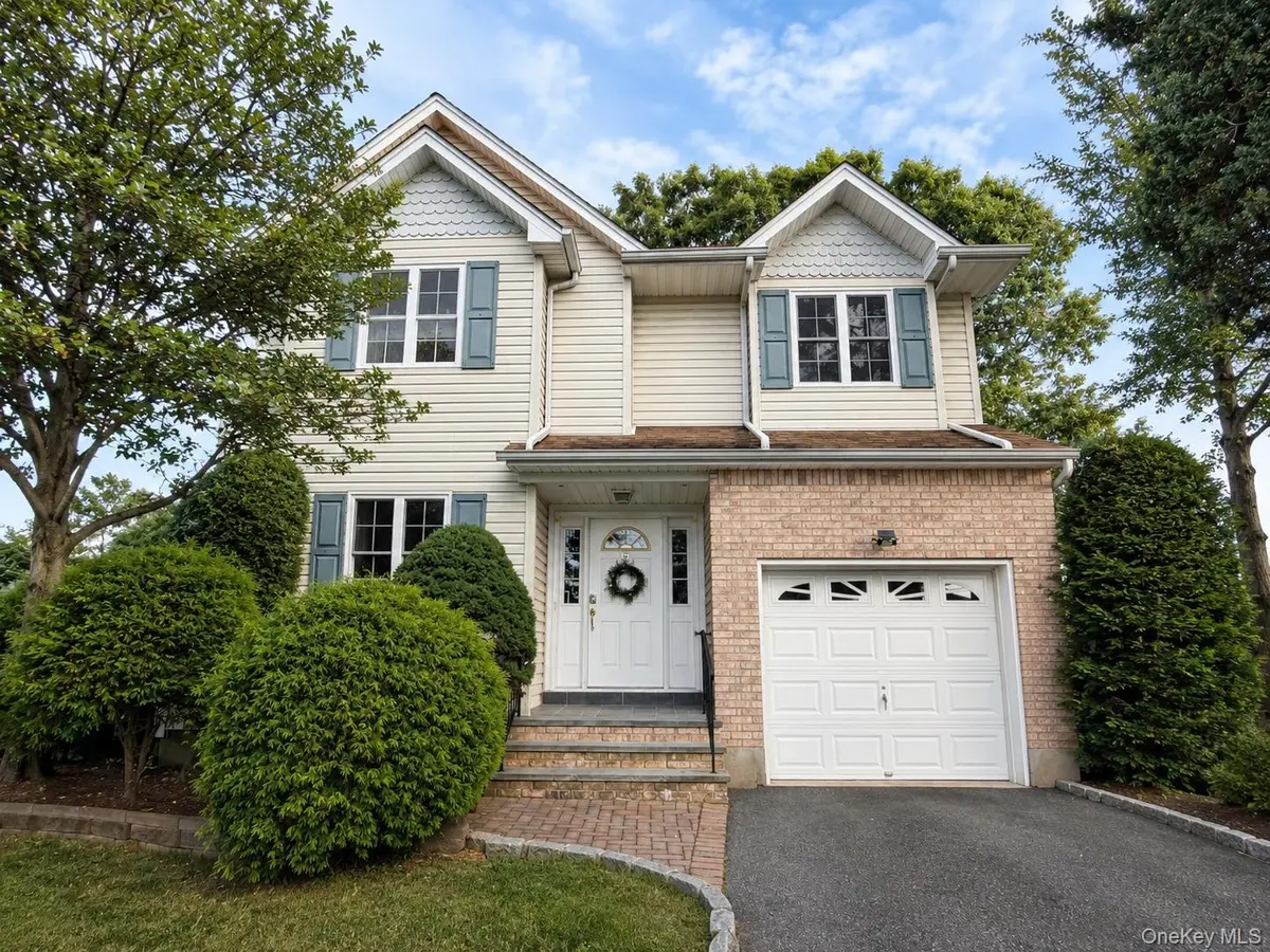 35 Willis AVE, Syosset, NY 11791