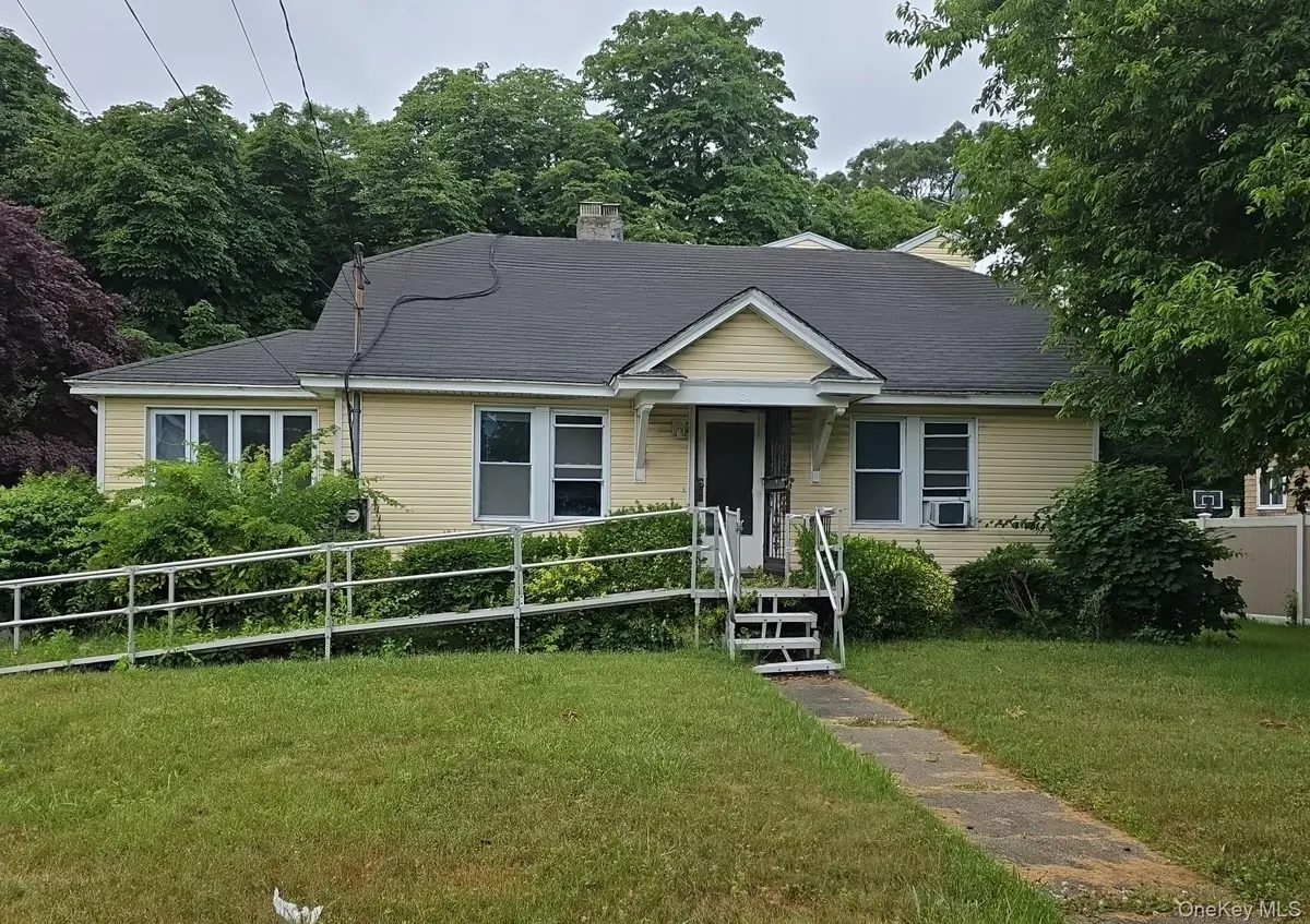 34 N Baldwin PL, Massapequa, NY 11758