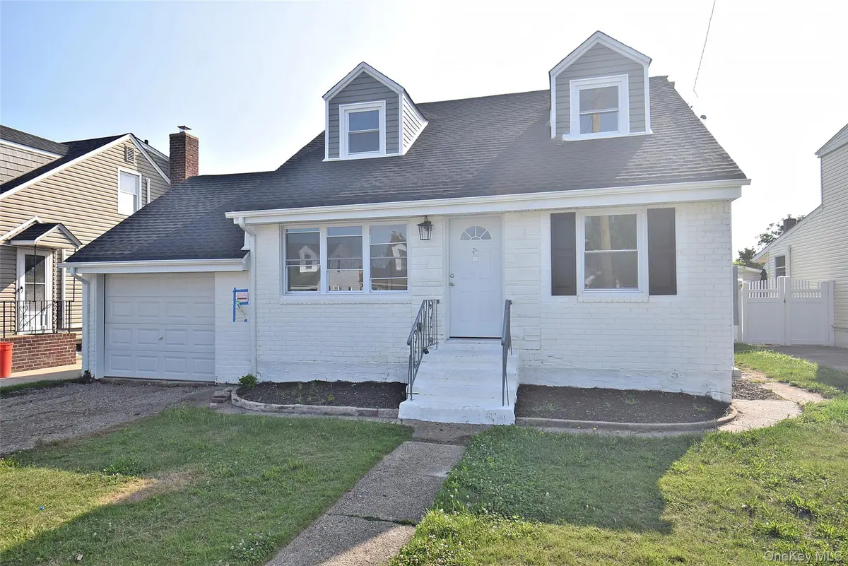 240 Columbus Pkwy, Mineola, NY 11501