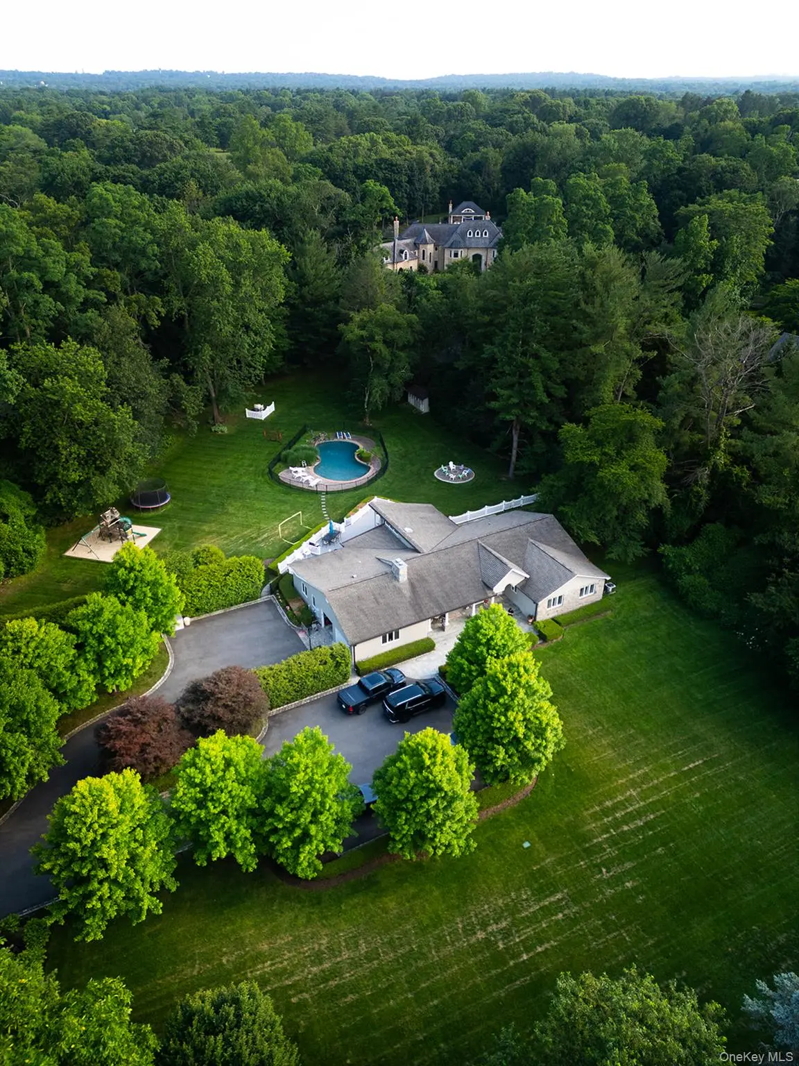 153 Brookville LN, Glen Head, NY 11545