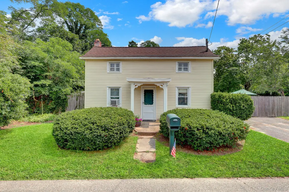 1315 Coates AVE, Holbrook, NY 11741