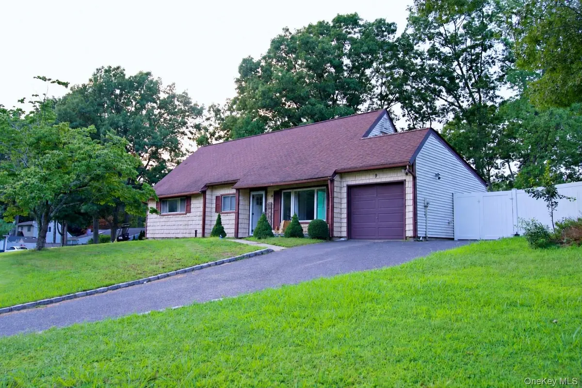 9 Hudson ST, Coram, NY 11727