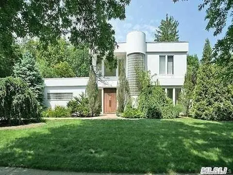 67 Parkway DR, Roslyn Heights, NY 11577