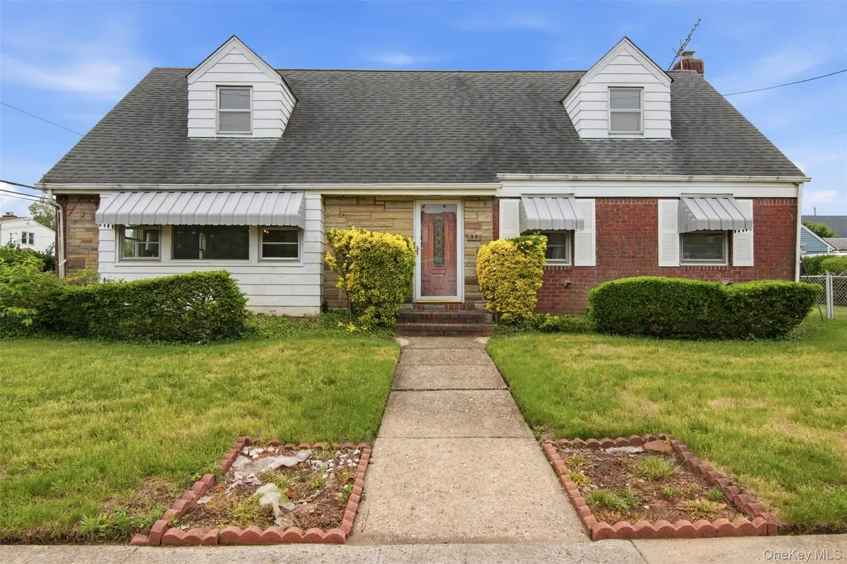 1001 N 4th ST, New Hyde Park, NY 11040