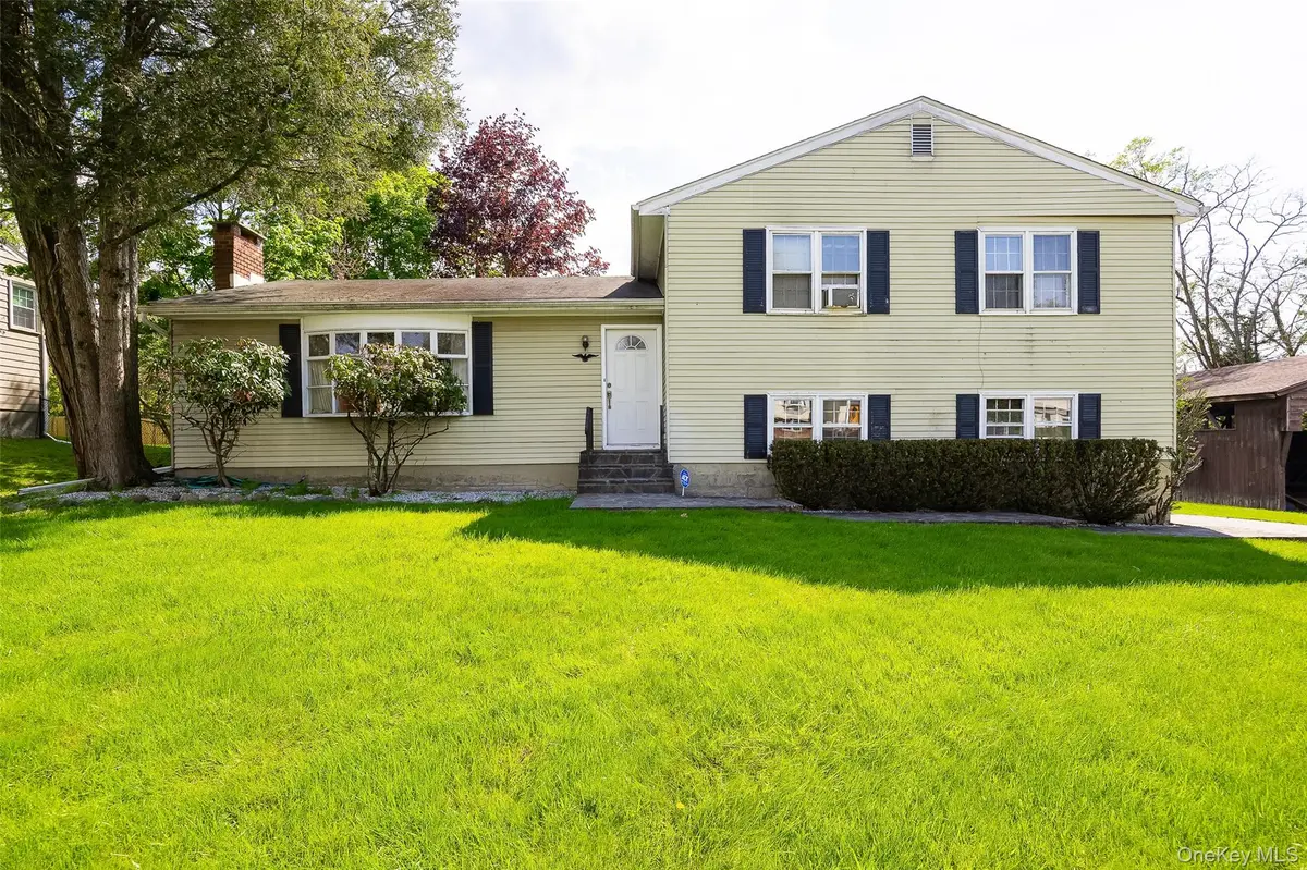 59 Carriage Hill LN, Poughkeepsie, NY 12603