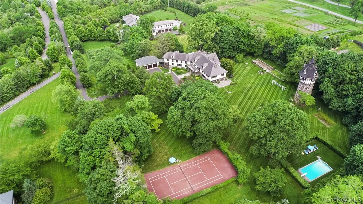 15 Sarosca Farm LN, Purchase, NY 10577