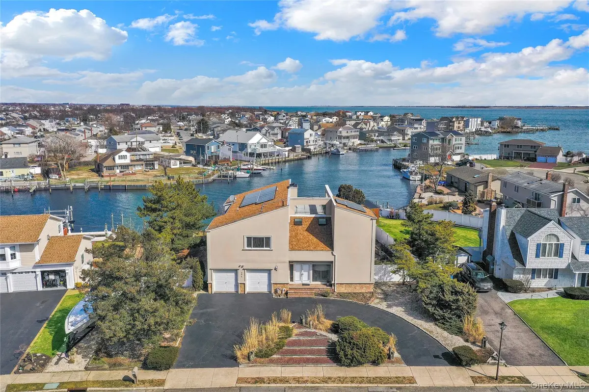 49 Dolphin LN, Copiague, NY 11726