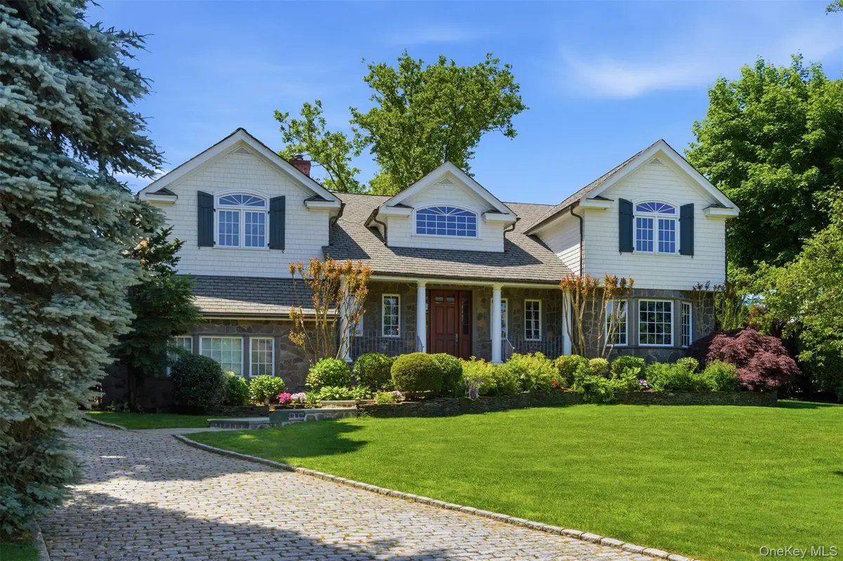 2 Shore DR, Manhasset, NY 11030