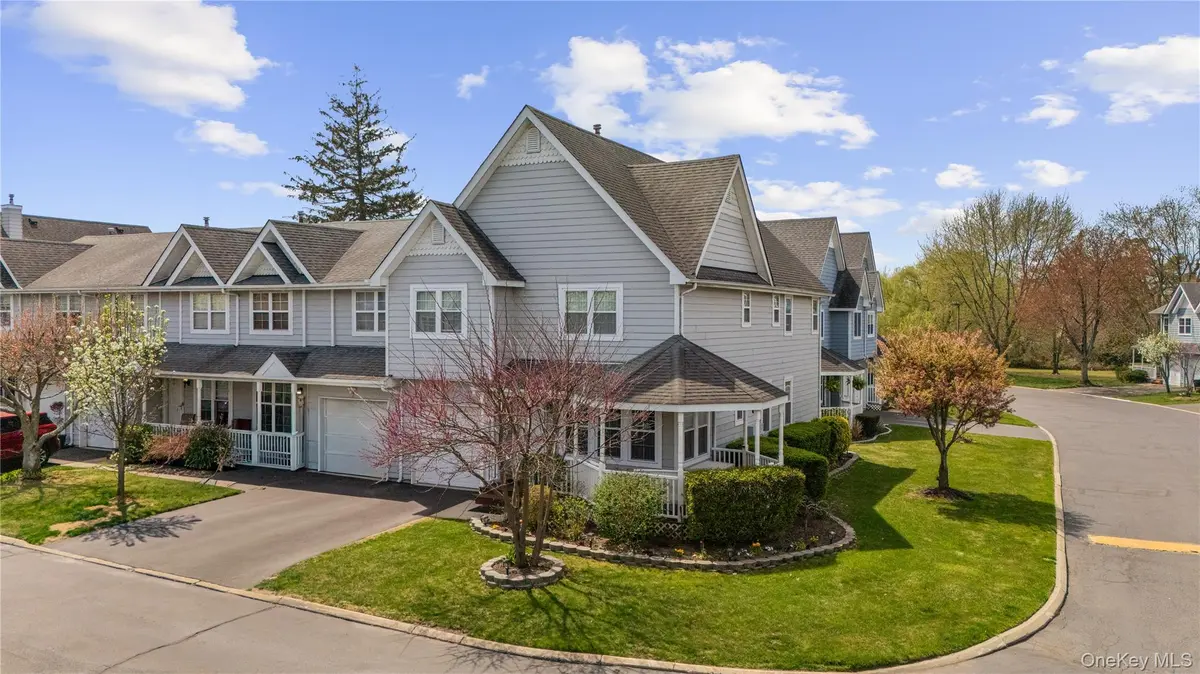 1 Clubhouse CIR, Central Islip, NY 11722