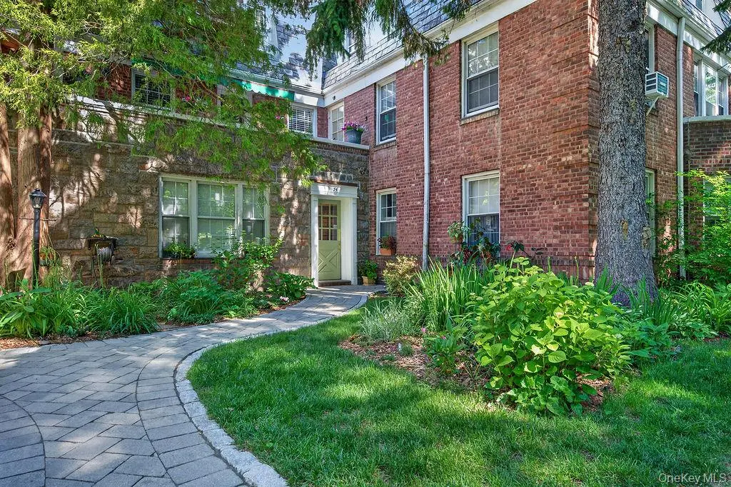 74 Pinewood RD #1F, Hartsdale, NY 10530