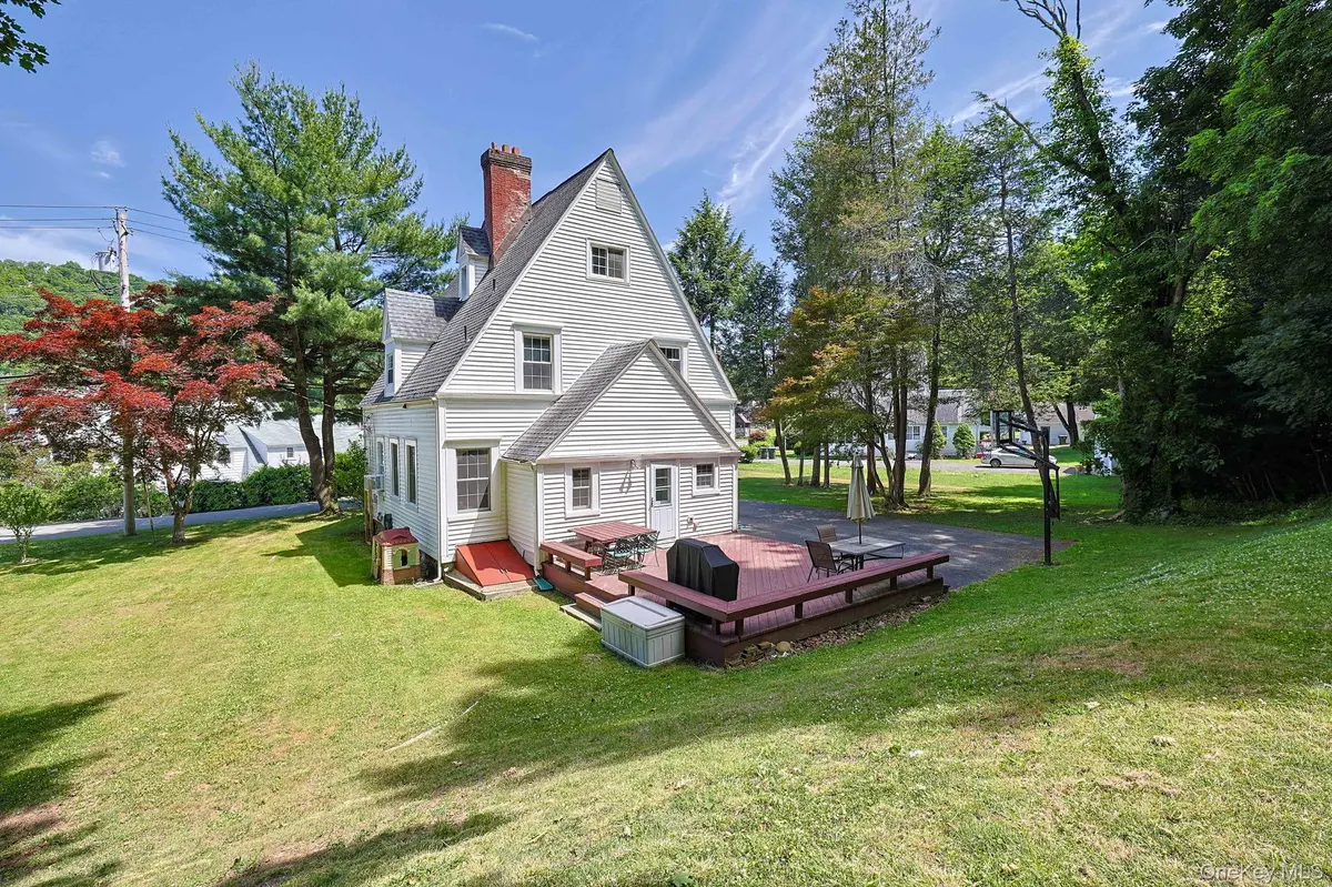 9 Library RD, Tuxedo Park, NY 10987