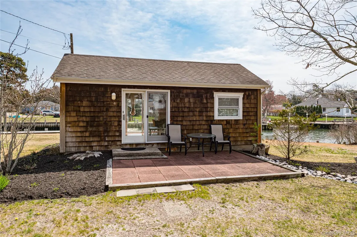 18 Shinnecock RD #4, Hampton Bays, NY 11946