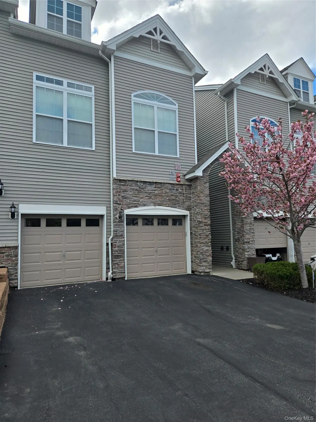 913 Hawthorn WAY, New Windsor, NY 12553