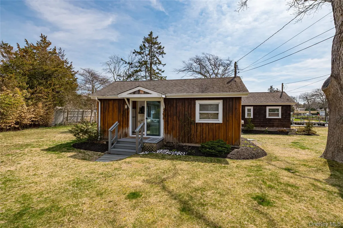 18 Shinnecock RD #2, Hampton Bays, NY 11946