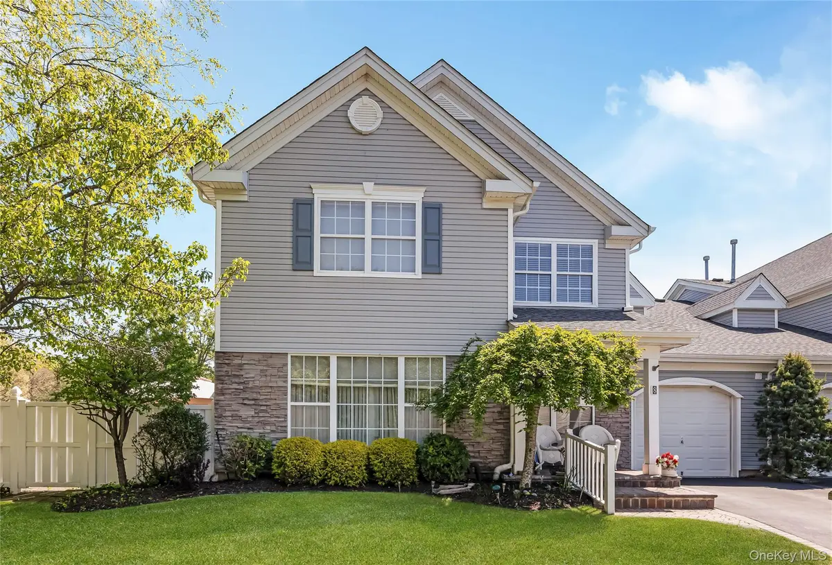 8 Hannah LN, Middle Island, NY 11953