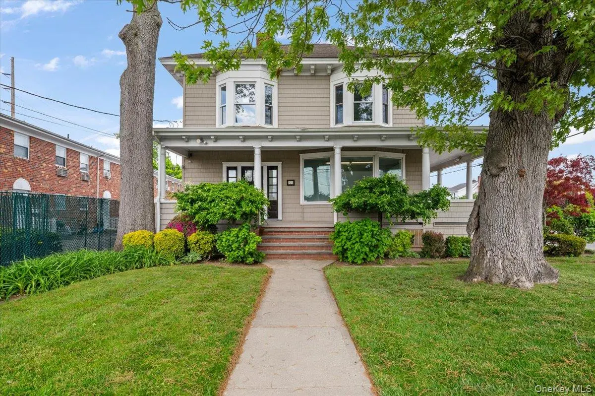 154 Franklin PL #2nd Floor, Woodmere, NY 11598