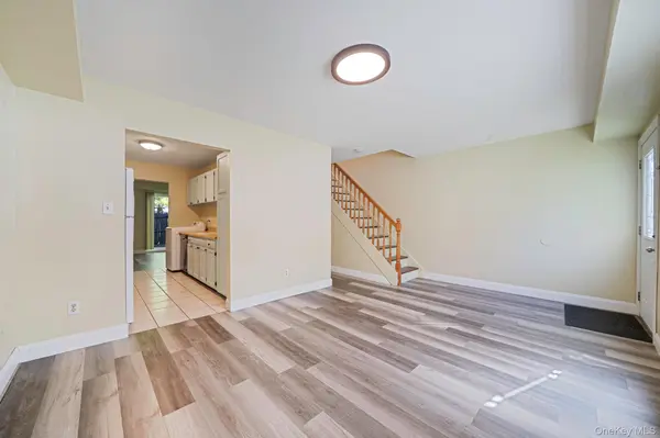 102 Hill SPUR, Calverton, NY 11933