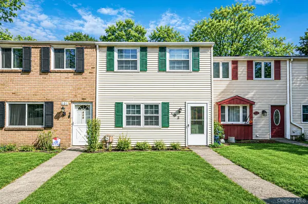 102 Hill SPUR, Calverton, NY 11933