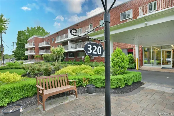320 East Shore RD #15A, Great Neck, NY 11023