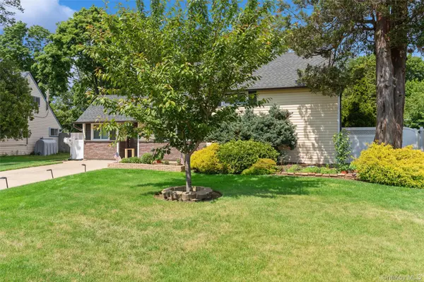 83 Brittle LN, Hicksville, NY 11801