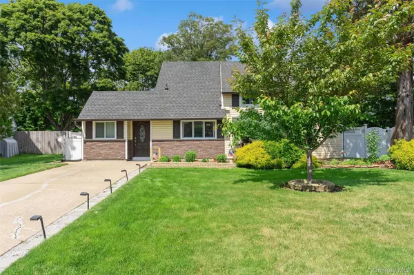 83 Brittle LN, Hicksville, NY 11801