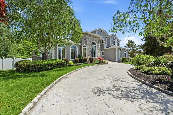 12 Phillips LN, Lake Grove, NY 11755