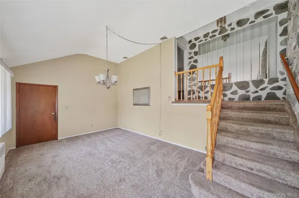 59 Maybrook RD, North Babylon, NY 11703