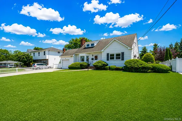 66 Henry AVE, Babylon, NY 11702