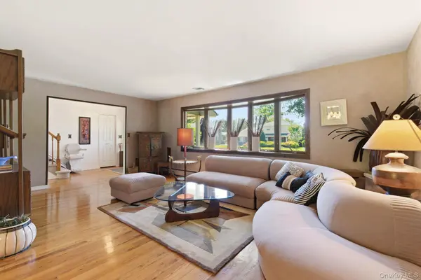 61 Hofstra DR, Smithtown, NY 11787