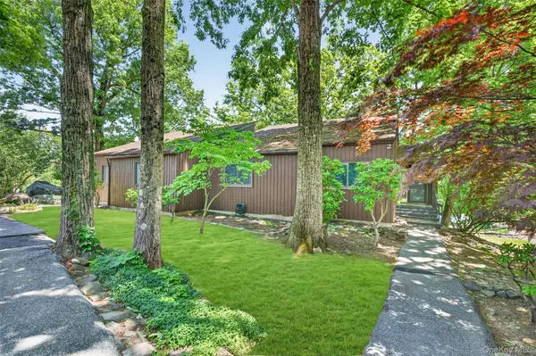 2 Acorn CT, Highland Mills, NY 10930