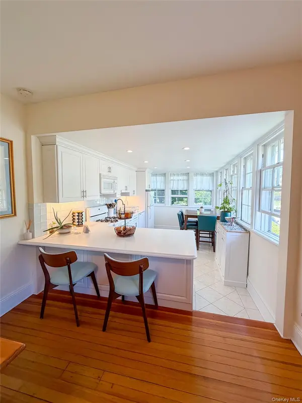 43 W Neck RD #Apt 1, Huntington, NY 11743