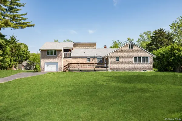 88 Tulipwood DR, Commack, NY 11725