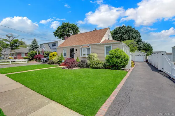31 Locust AVE, Farmingdale, NY 11735