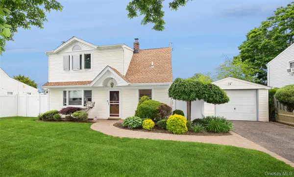 25 Rock LN, Levittown, NY 11756