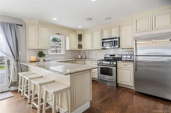9 Lagoon BLVD, Massapequa, NY 11758