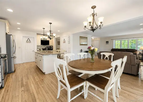30 Park AVE, Shirley, NY 11967