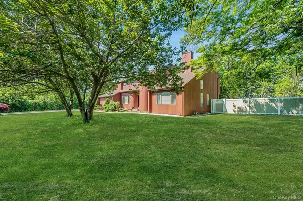 6 Sachem CT, Farmingville, NY 11738
