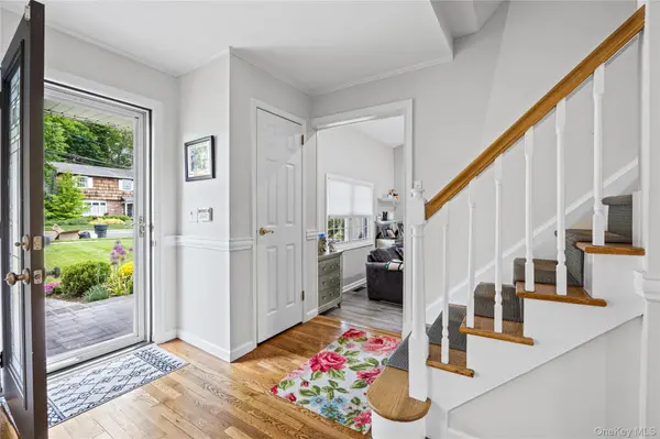 25 Gerald LN, Old Bethpage, NY 11804