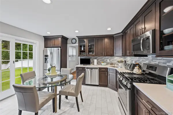 25 Gerald LN, Old Bethpage, NY 11804