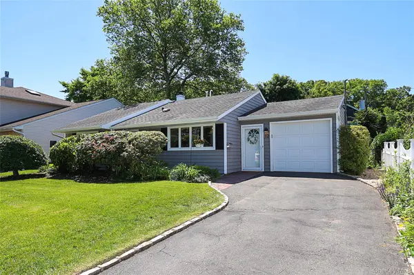 12 Ronan RD, Glen Cove, NY 11542