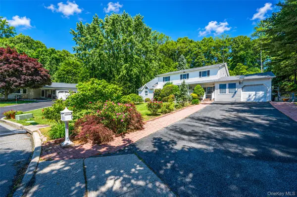 7 New Jersey CT, Dix Hills, NY 11746