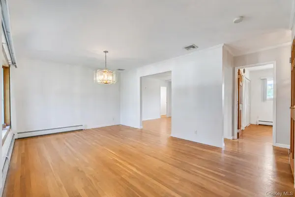 13 Fruitwood LN, Commack, NY 11725