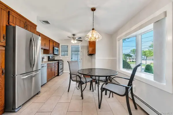 13 Fruitwood LN, Commack, NY 11725