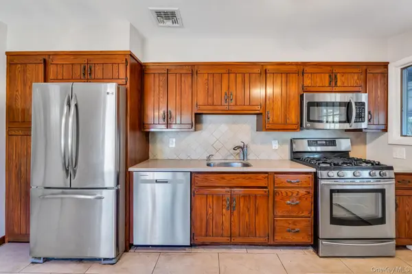 13 Fruitwood LN, Commack, NY 11725