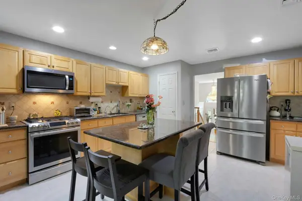 19 Flower LN, Valley Cottage, NY 10989