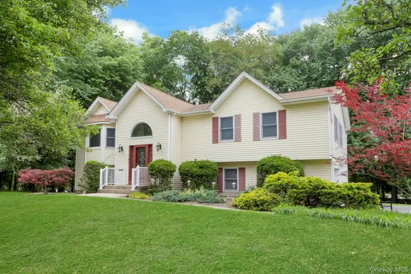 19 Flower LN, Valley Cottage, NY 10989