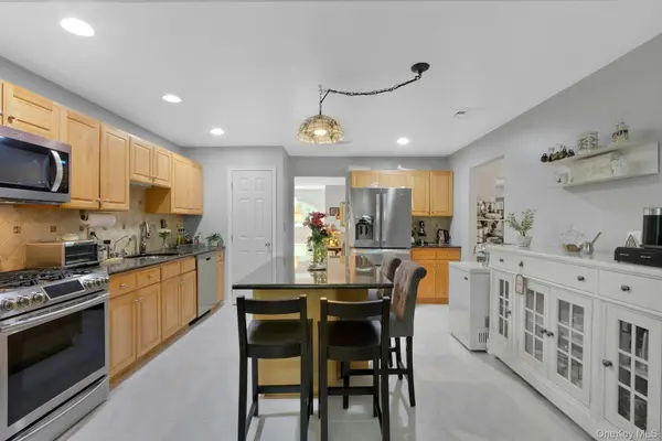 19 Flower LN, Valley Cottage, NY 10989