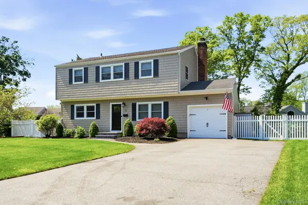 12 Westbrook LN, Smithtown, NY 11787